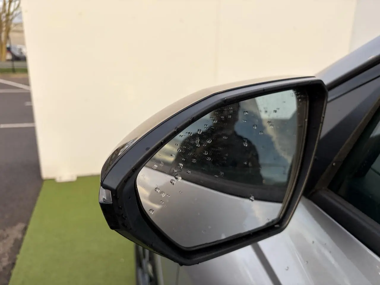 Rétroviseur extérieur côté gauche d’un Hyundai Tucson 2025 argent métallisé avec clignotant intégré.