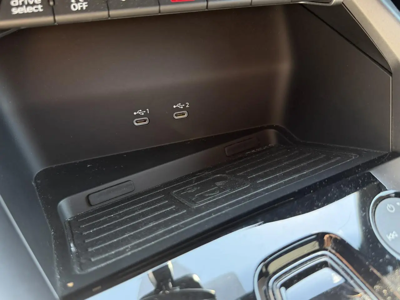 Détail de la console centrale noire de l’Audi A3 Sportback 2025 avec deux ports USB-C et surface de recharge sans fil.