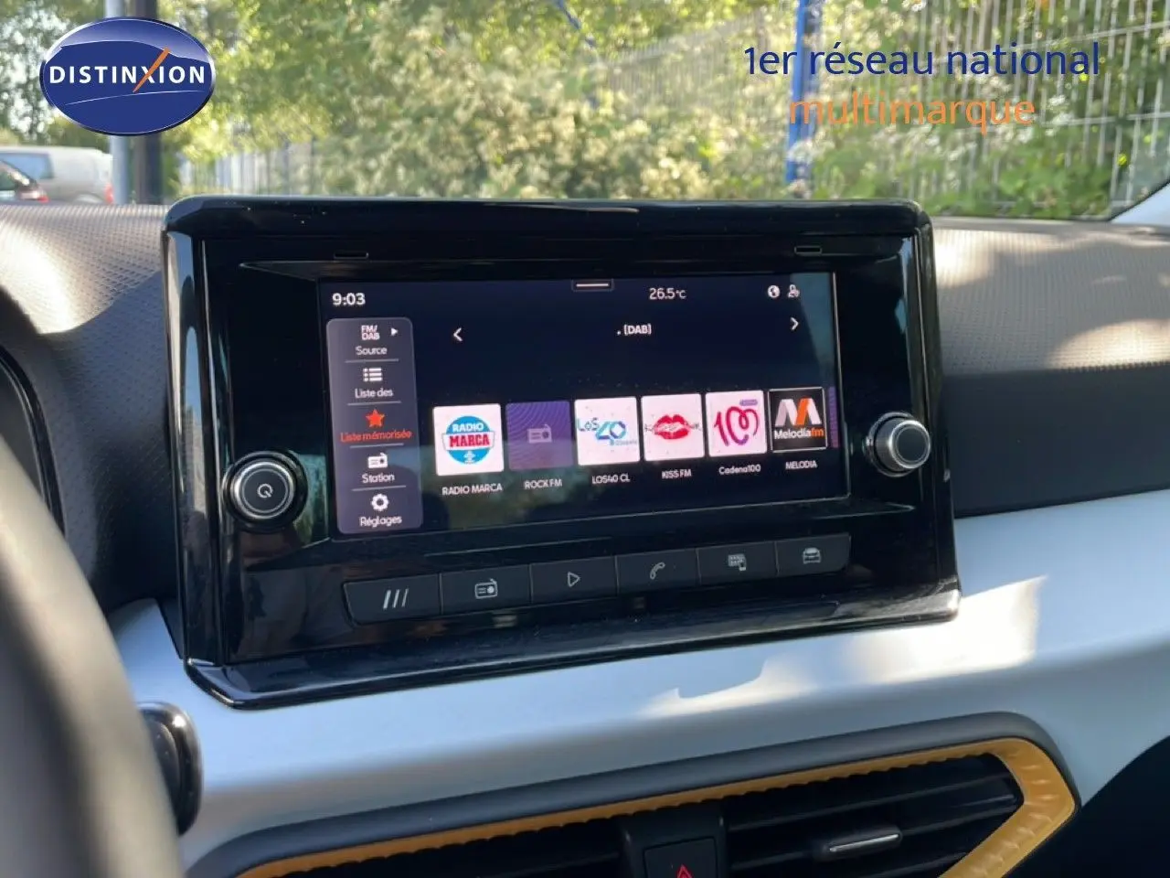 Écran tactile central du tableau de bord du SEAT Arona 2025, avec interface multimédia et commandes intégrées.