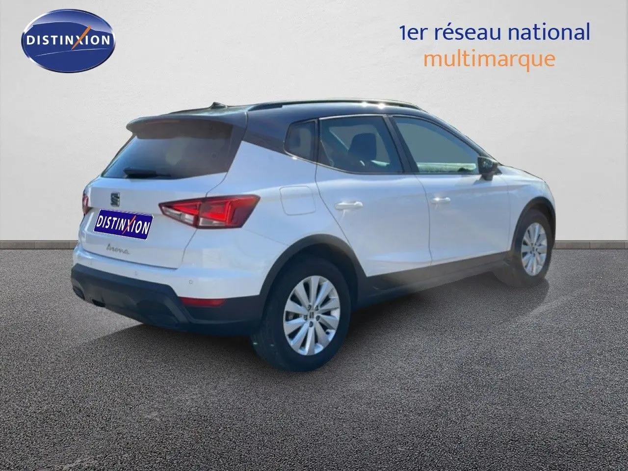 SEAT Arona blanc métal avec toit noir, vue 3/4 arrière droit, mettant en valeur son design compact et moderne.