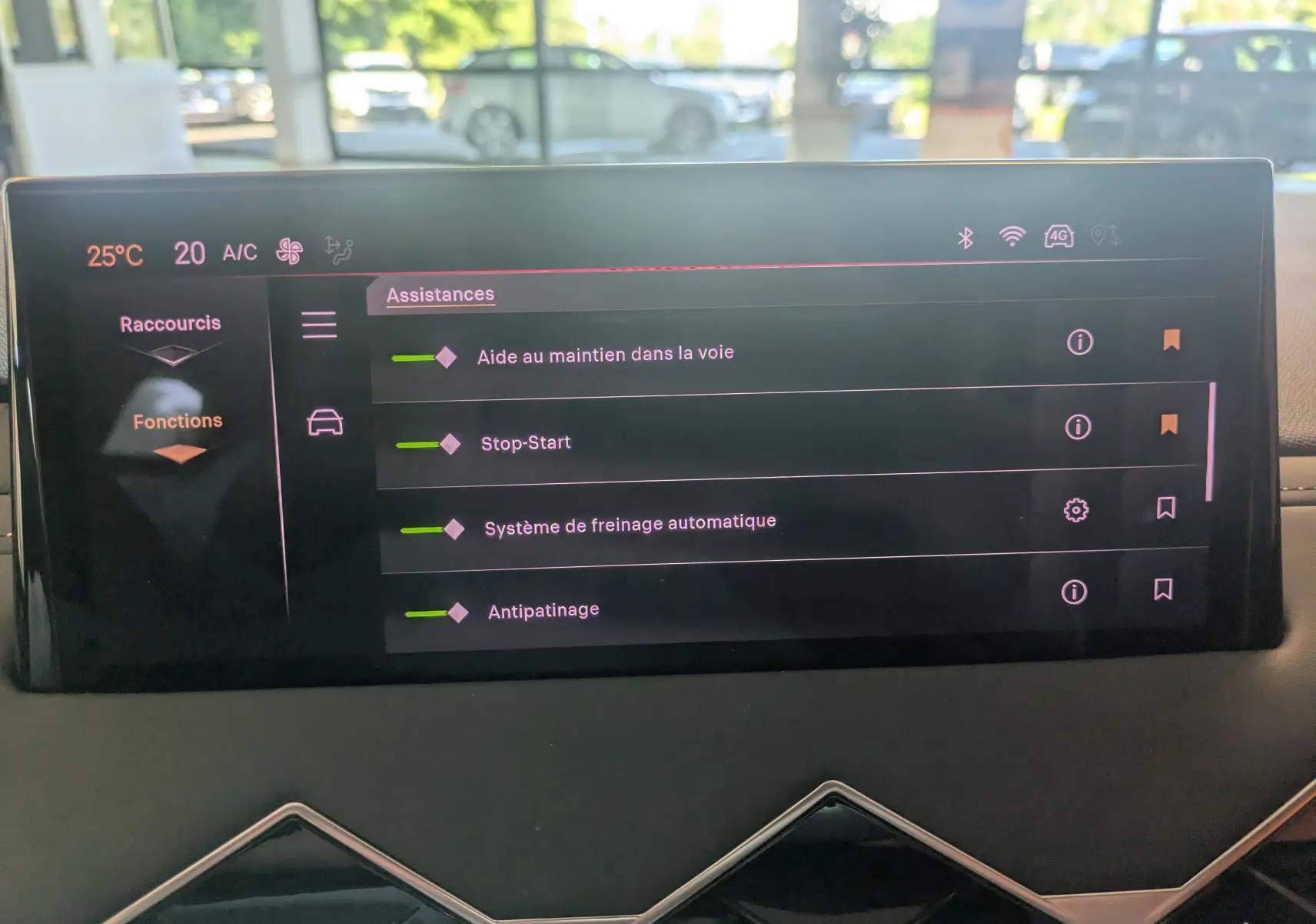 Écran tactile central du DS3 2024 affichant les assistances à la conduite avec interface sombre et détails rouges.