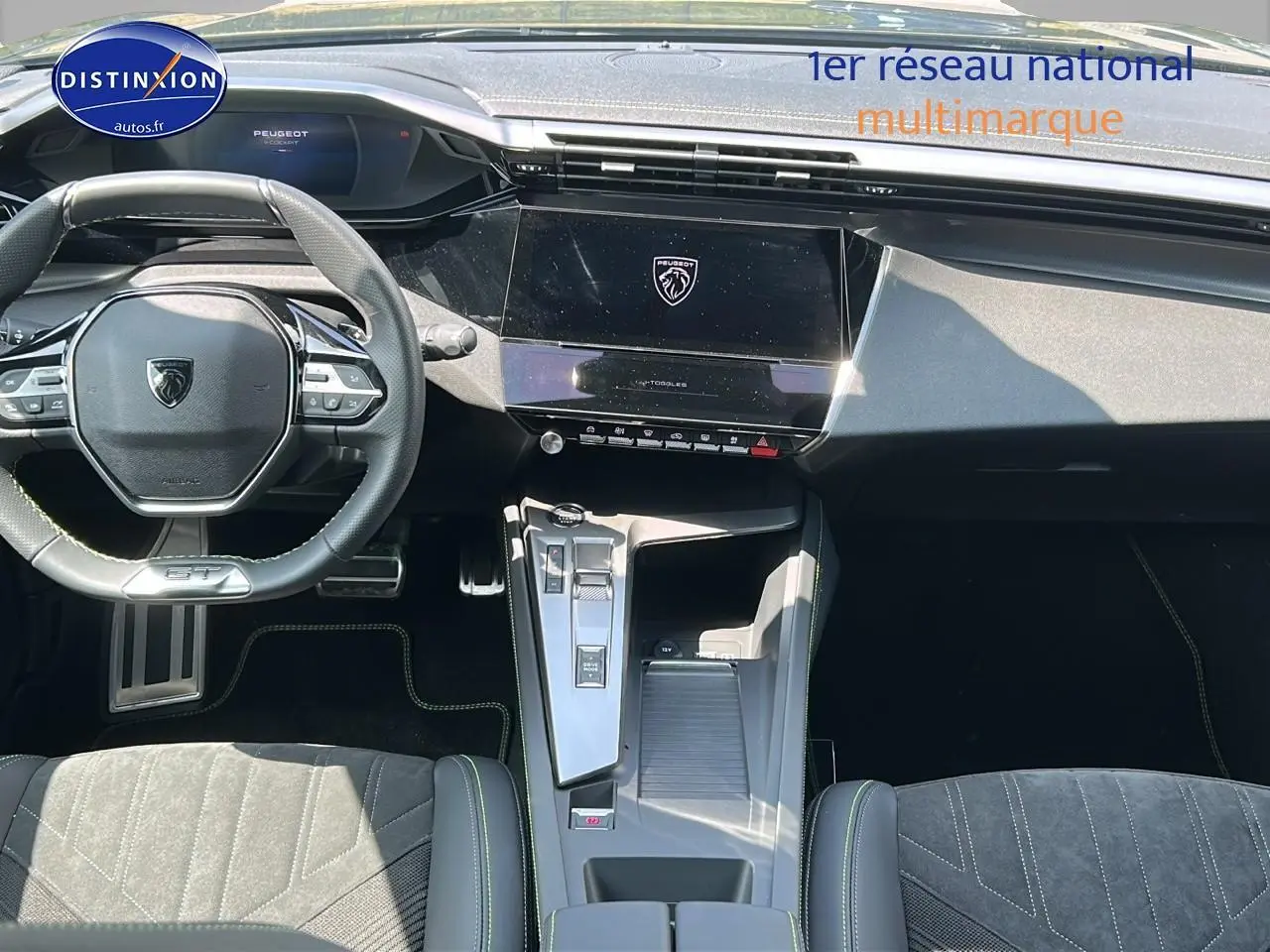 Intérieur de Peugeot 408 Hybrid noir, vue plongeante sur le volant cuir et la console centrale moderne.