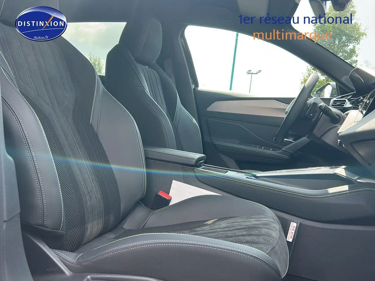 Intérieur avant droit de la Peugeot 408 Hybrid 145 GT noir, avec sièges sport en cuir et alcantara, accoudoir central.