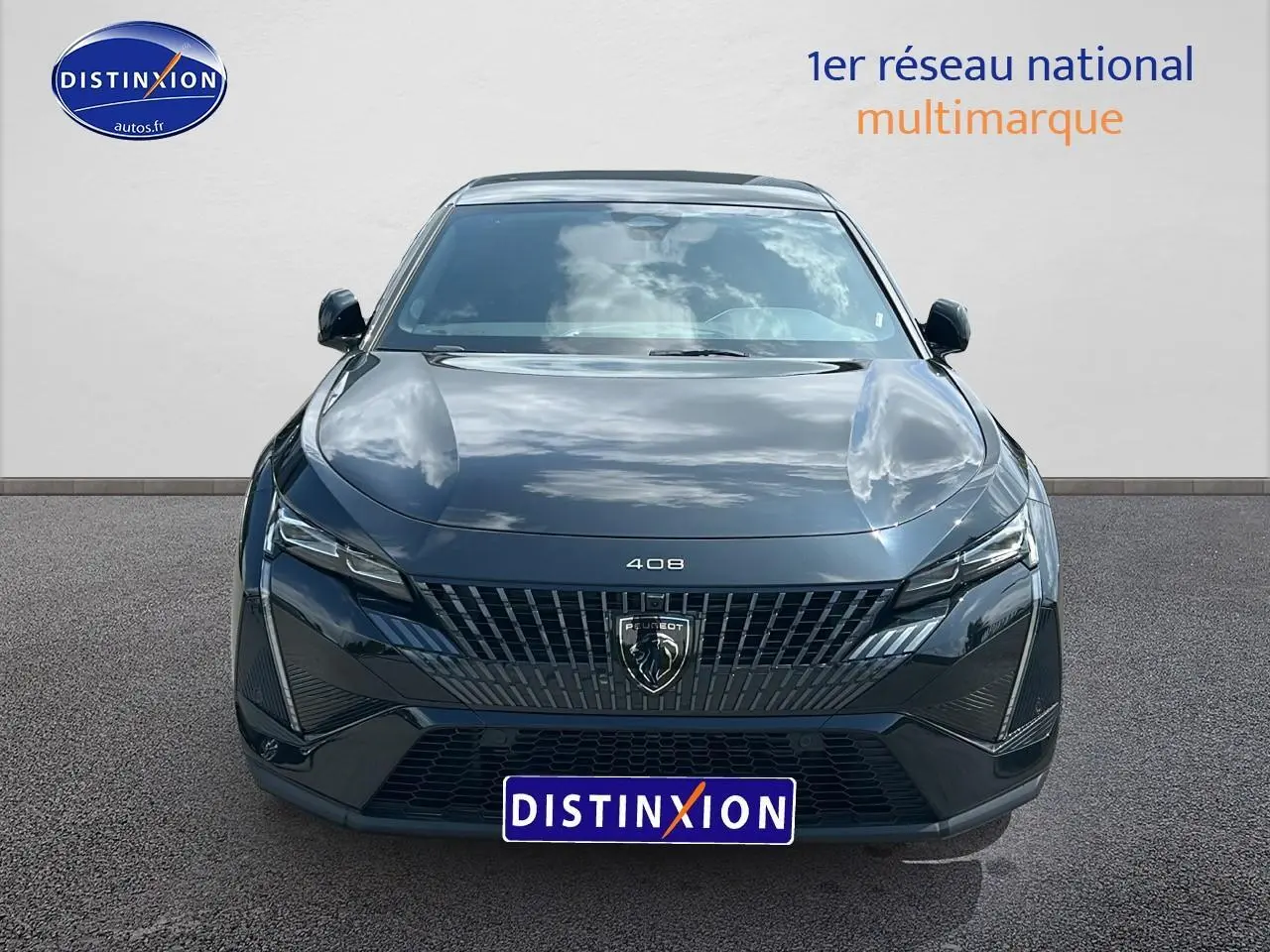 Vue frontale d'une Peugeot 408 Hybrid 145 GT e-dcs6 noire avec calandre distinctive et phares LED fins.