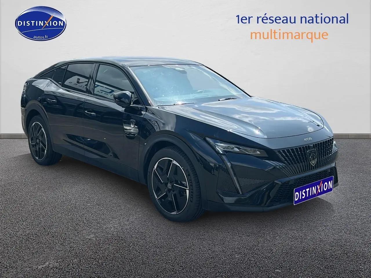 Peugeot 408 Hybrid 145 GT noir vue 3/4 avant droit avec jantes alu et vitres surteintées.