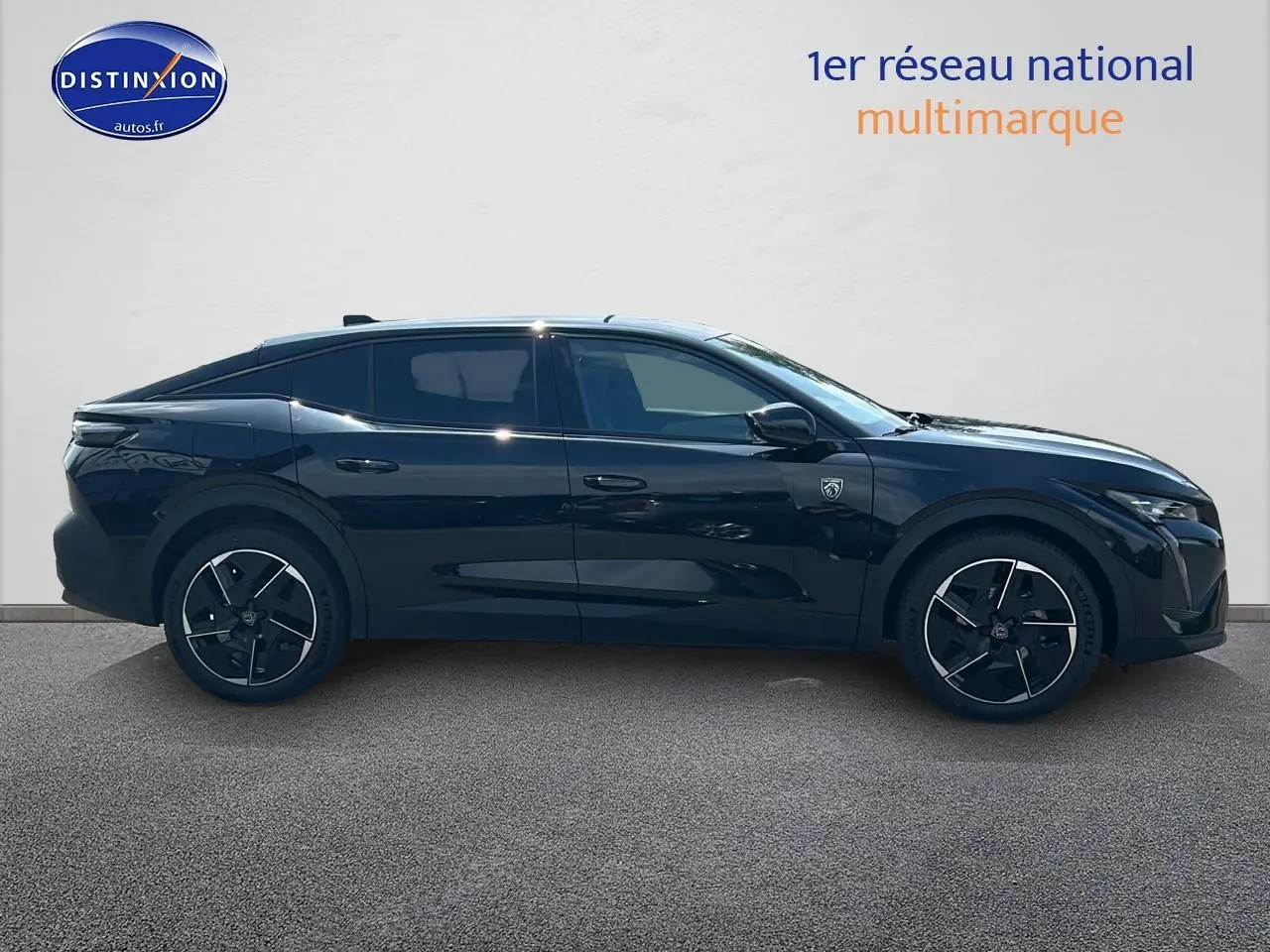 Profil côté gauche de la Peugeot 408 Hybrid 145 GT e-dcs6 noire 2024 avec jantes alu au design moderne.