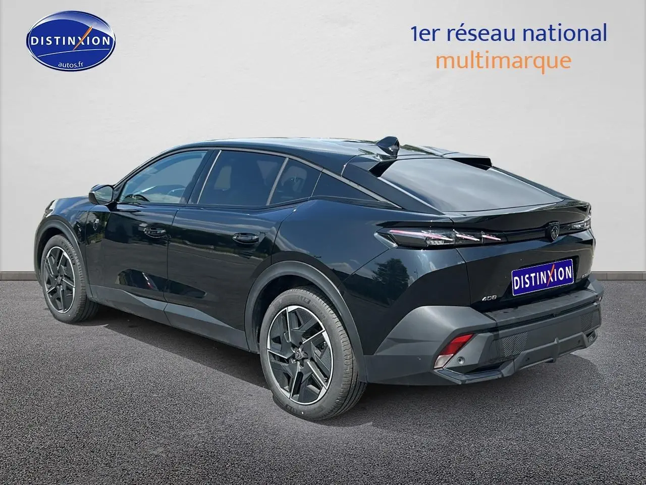 PEUGEOT 408 Hybrid 145 GT noir en 3/4 arrière droit, avec feux LED et jantes alu distinctives.