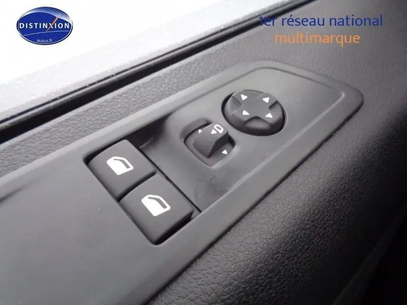 Gros plan sur les commandes électriques des vitres et des rétroviseurs côté conducteur du Peugeot Expert Fourgon gris acier 2023.