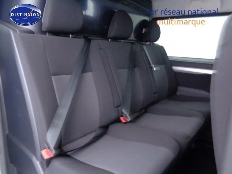 Banquette arrière 3 places en tissu bi-ton noir et gris du Peugeot Expert Fourgon XL 2023 vue de côté droit intérieur