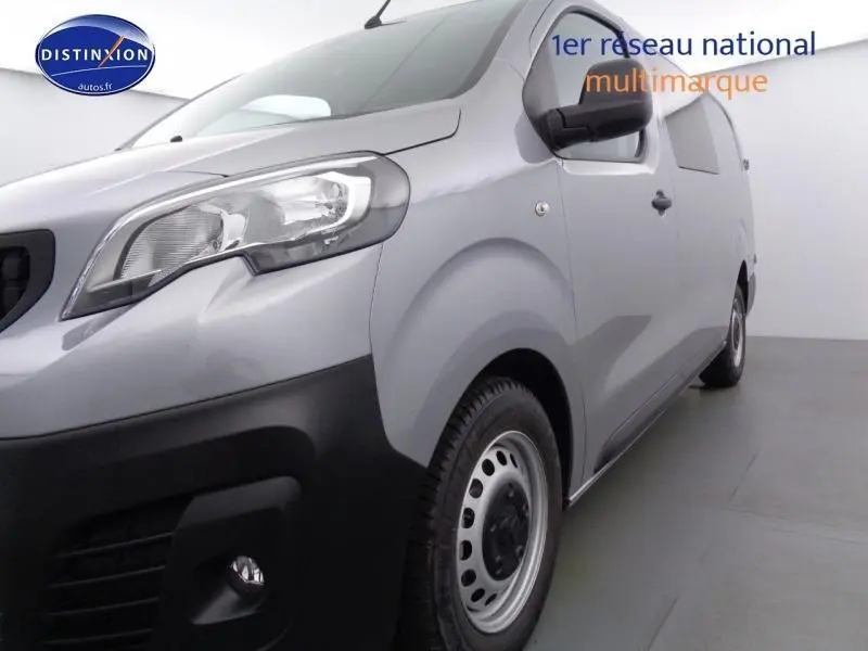Vue 3/4 avant droit du Peugeot Expert Fourgon XL gris acier métal avec porte latérale et jante acier simple.