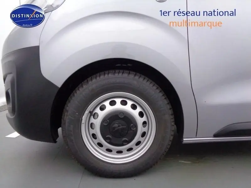 Gros plan sur la roue avant gauche du Peugeot Expert Fourgon gris acier métal, soulignant la jante acier simple.