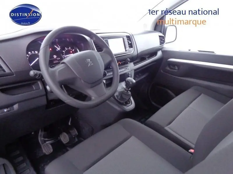Intérieur avant droit du Peugeot Expert Fourgon gris acier, volant multifonction et sièges tissu bi-ton noir/gris.