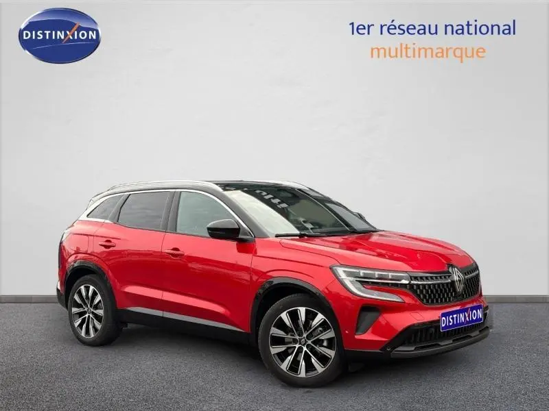 Renault Austral 2025 rouge flamme en 3/4 avant droit, SUV hybride avec calandre distinctive et jantes alliage.