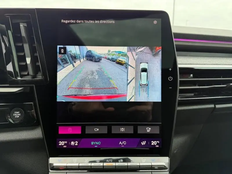 Écran central du Renault Austral Rouge Flamme 2025 montrant la caméra de recul avec vue arrière et vue aérienne du véhicule.