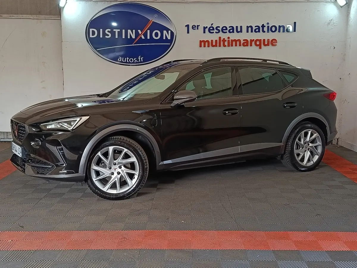 Vue de profil côté gauche d'un CUPRA Formentor noir 2024 avec rails de toit assortis et jantes argentées.