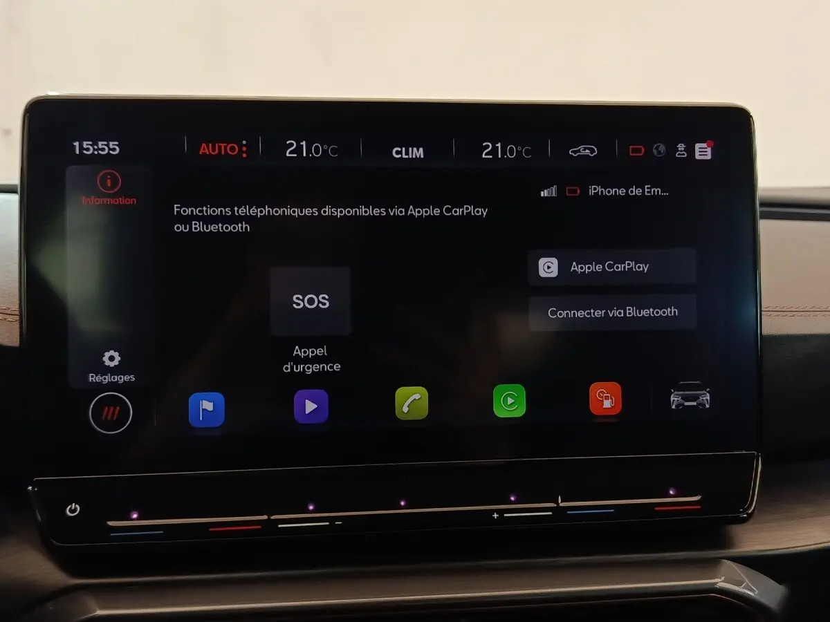 Écran tactile central affichant Apple CarPlay dans l'habitacle du CUPRA Formentor noir, vue de face.