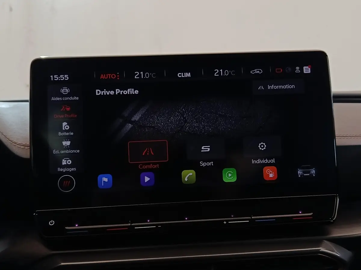 Écran tactile central du tableau de bord du CUPRA Formentor noir, affichant les modes de conduite.