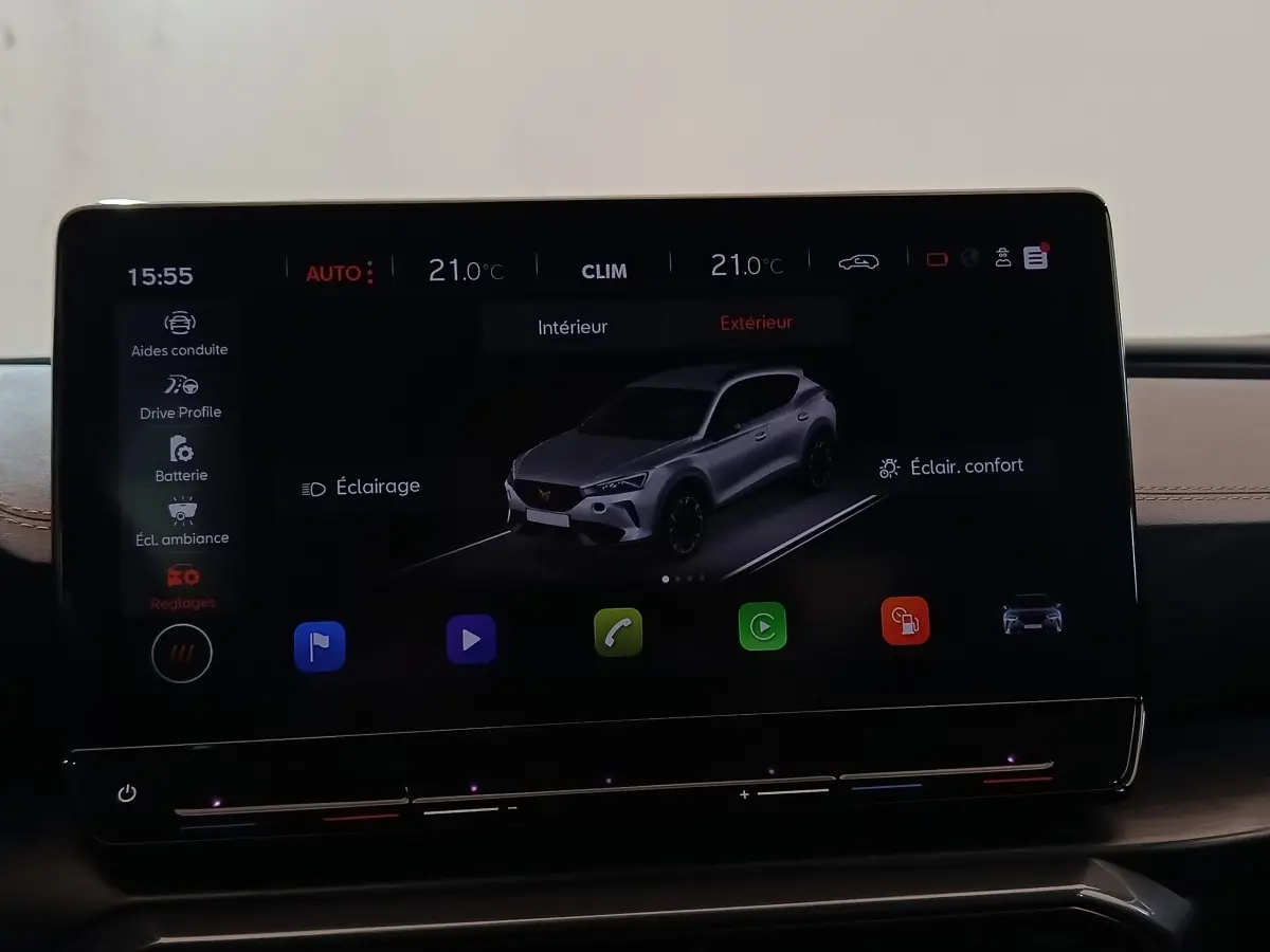 Écran tactile intérieur montrant une vue 3/4 avant d’un CUPRA Formentor noir avec options d’éclairage et climatisation.