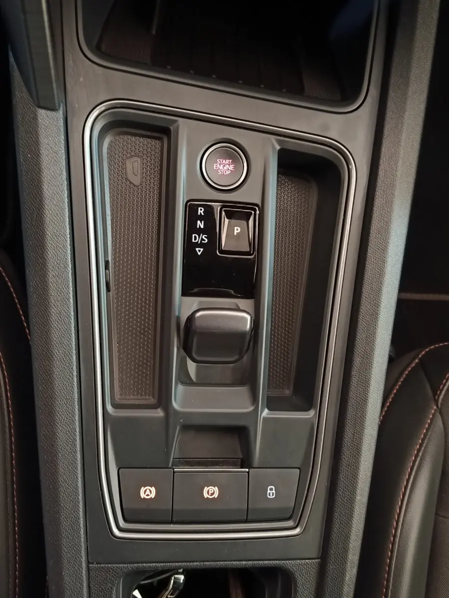 Vue rapprochée de la console centrale noire du CUPRA Formentor 1.4 e-HYBRID avec bouton start/stop et commande de boîte automatique.