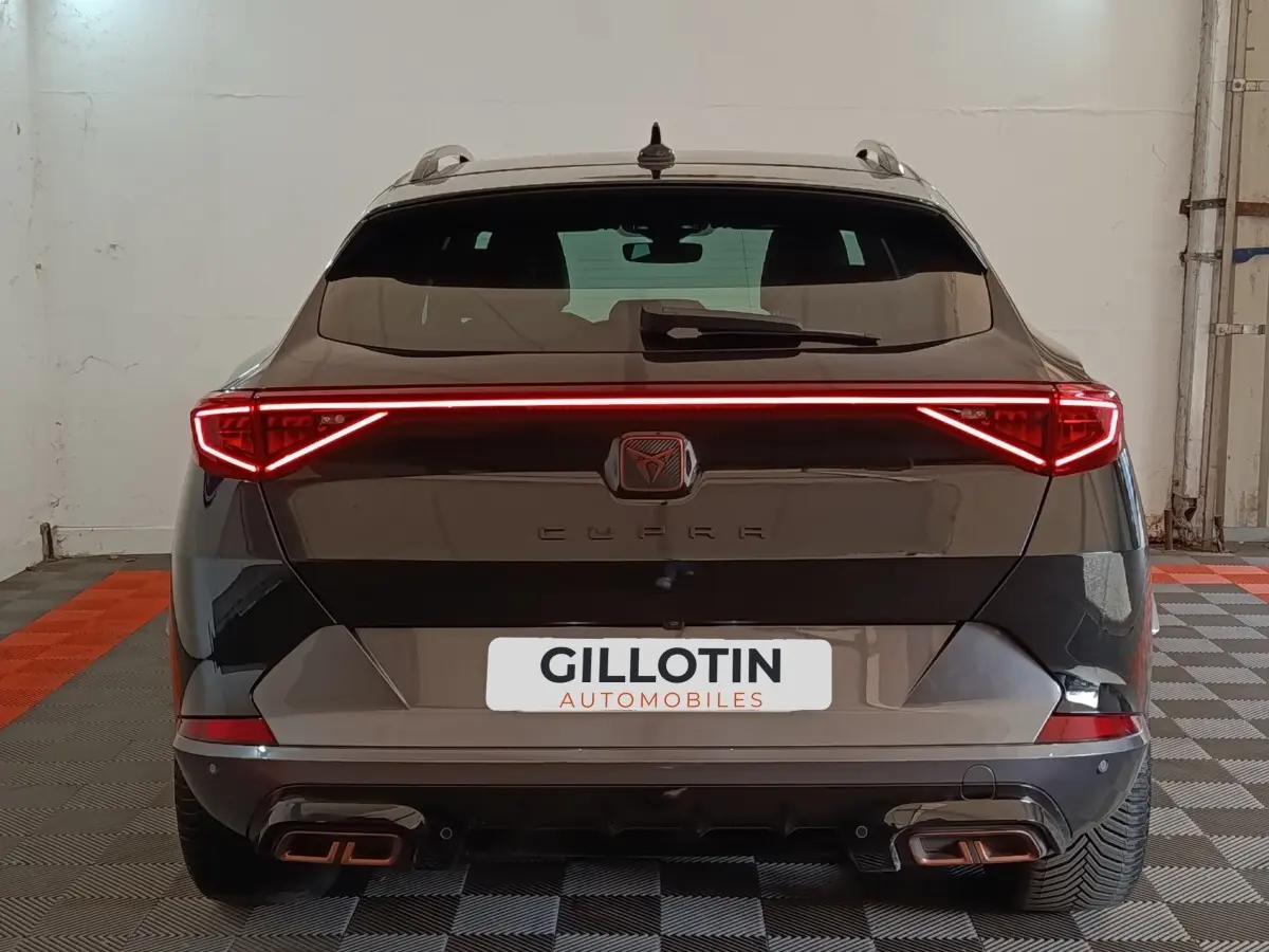 Vue arrière d'un CUPRA Formentor noir 2024 avec feux LED en bande continue et double sortie d'échappement rectangulaire.