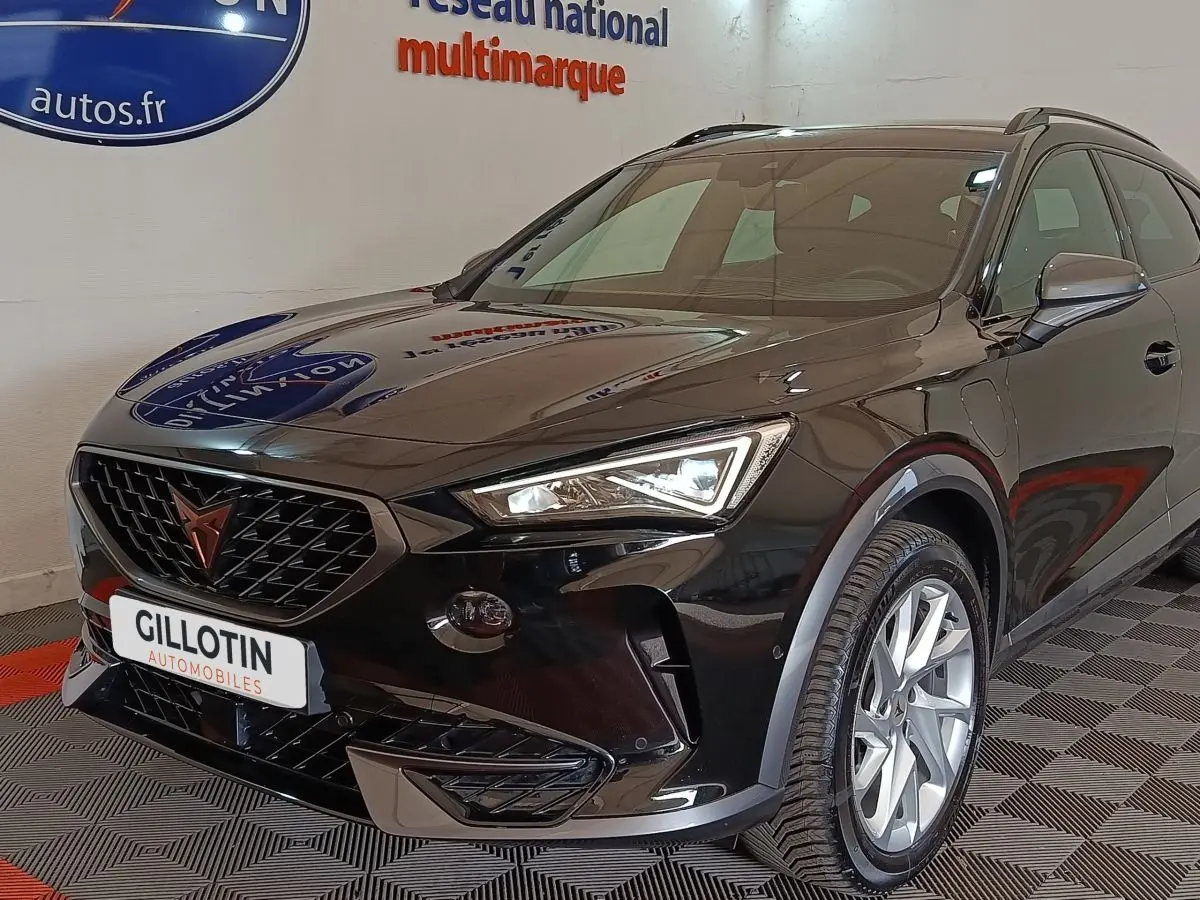 Vue 3/4 avant d'un CUPRA Formentor noir 2024 avec calandre distinctive et rails de toit assortis visibles.