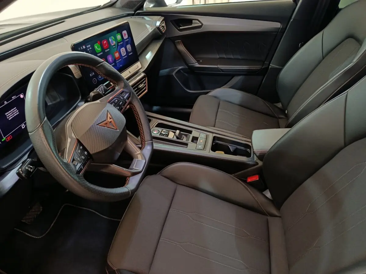 Vue intérieure côté conducteur du CUPRA Formentor noir 2024, avec tableau de bord digital et écran tactile central.