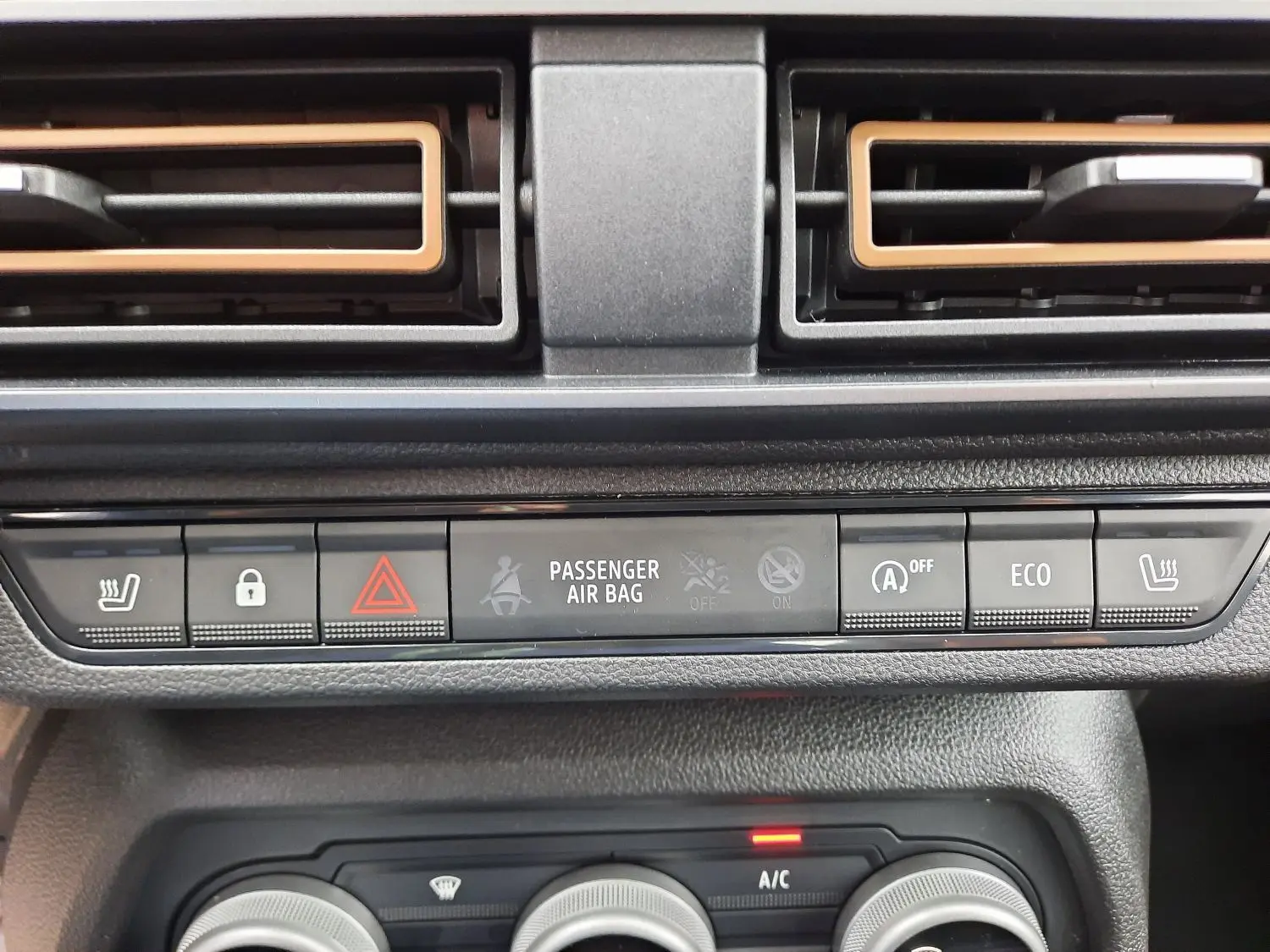 Tableau de bord du Dacia Sandero Stepway 2025 montrant les commandes de climatisation et boutons fonctionnels en gros plan.