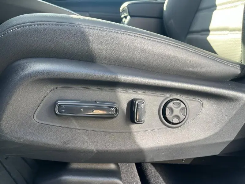 Détail des commandes électriques de réglage du siège en cuir noir du Honda CR-V 2024, côté gauche.