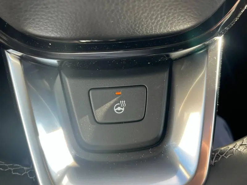 Gros plan sur le bouton de chauffage de volant dans l'habitacle du Honda CR-V 2024 finition Executive.