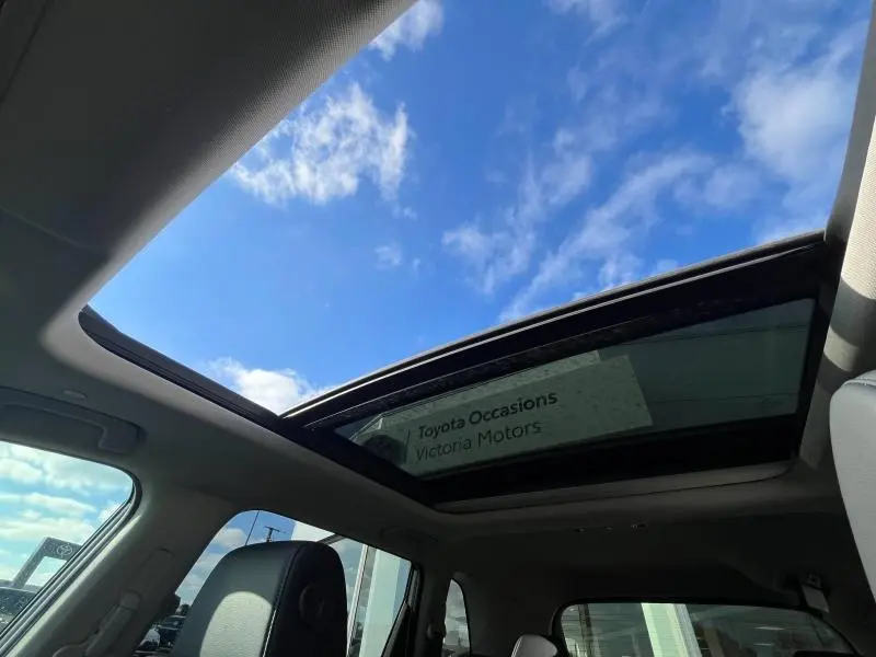 Vue intérieure du toit ouvrant panoramique en verre du Honda CR-V 2024 Diamant Brillant Premium, ciel bleu visible à travers.