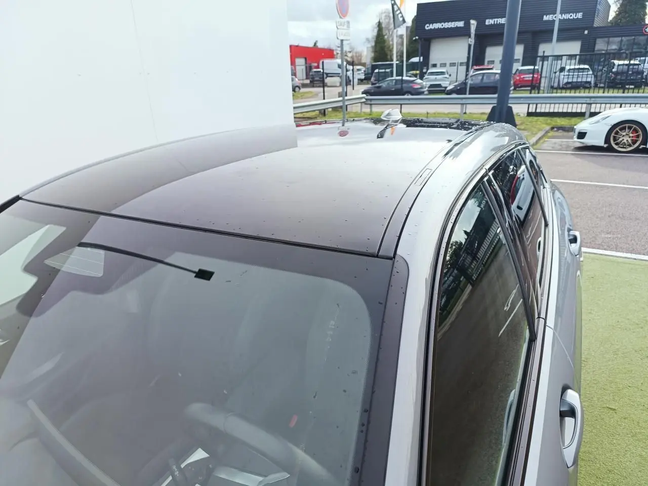 Vue en plongée montrant le toit noir et la carrosserie gris Skyscraper d'une BMW Série 1 F70 côté droit.