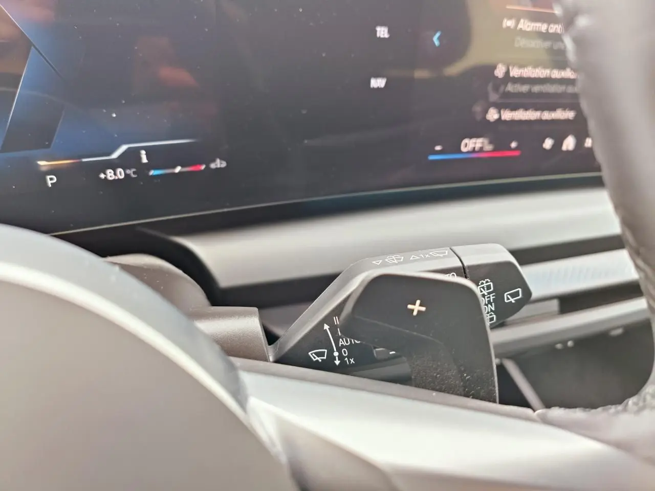 Gros plan sur la palette de changement de vitesse droite et le tableau de bord numérique d'une BMW Série 1 2025.