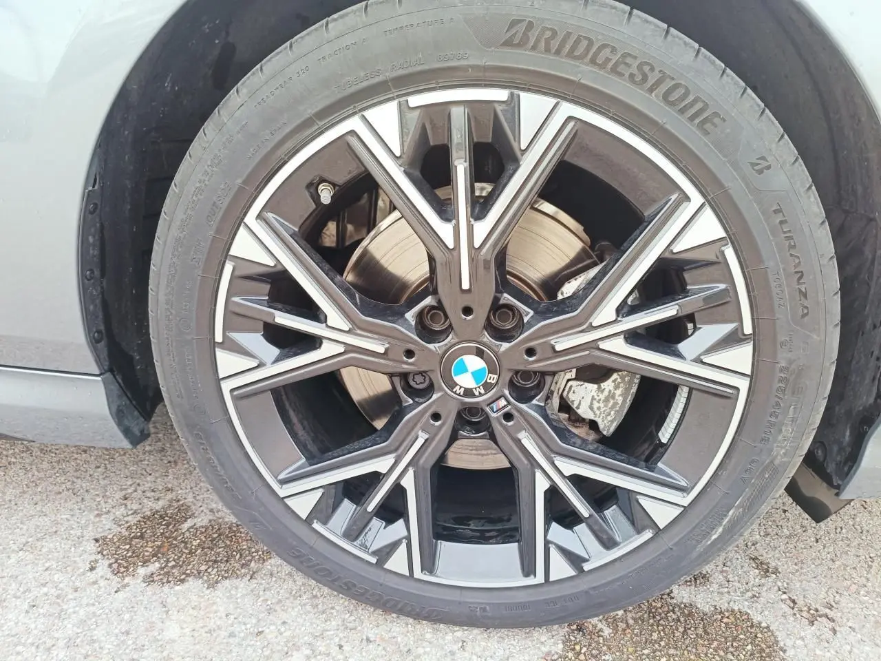 Gros plan sur la jante avant droite bicolore 18 pouces de la BMW Série 1 gris Skyscraper.