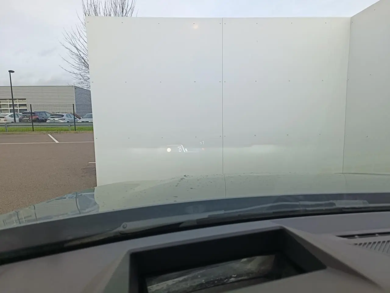 Vue intérieure avant d'une BMW Série 1 gris Skyscraper avec affichage tête haute projeté sur le pare-brise.