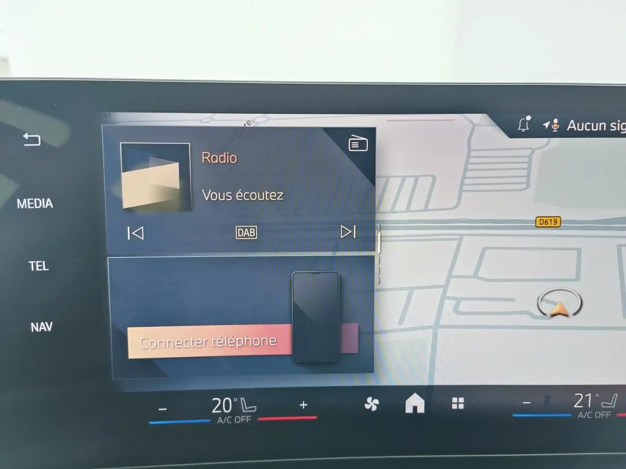 Écran tactile BMW Série 1 2025 affichant navigation et options multimédia, intérieur moderne avec interface connectée.