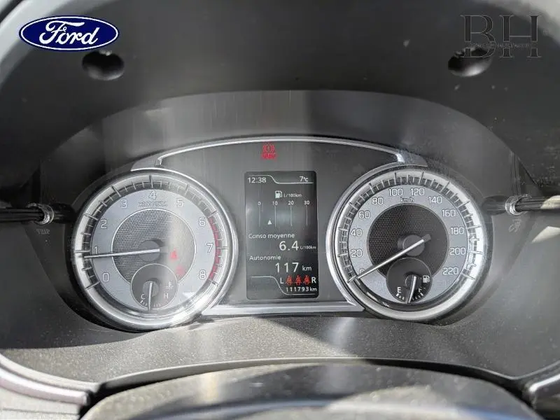 Vue rapprochée du tableau de bord du Suzuki Vitara 2019, affichage digital et compteurs analogiques gris.