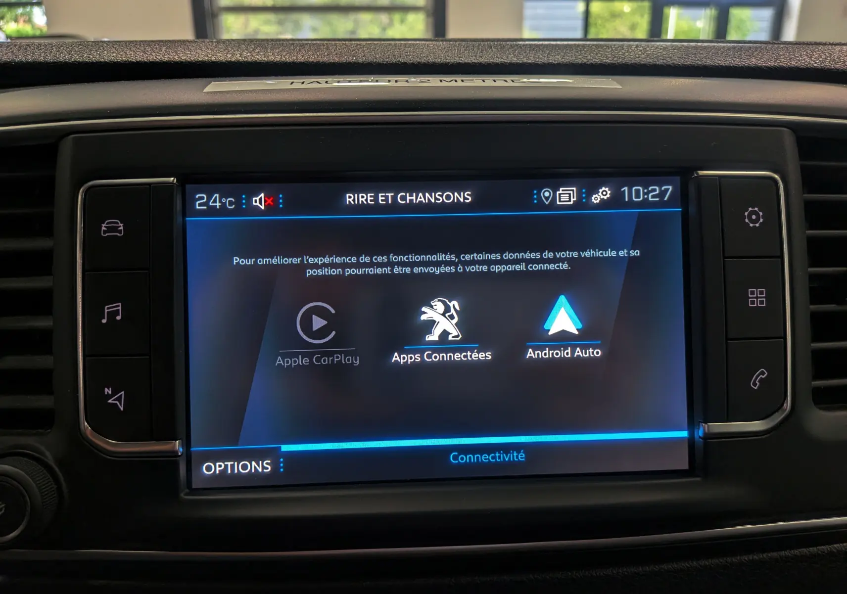 Écran central tactile du Peugeot Expert Fourgon 2023 montrant les options Apple CarPlay, Apps Connectées et Android Auto.