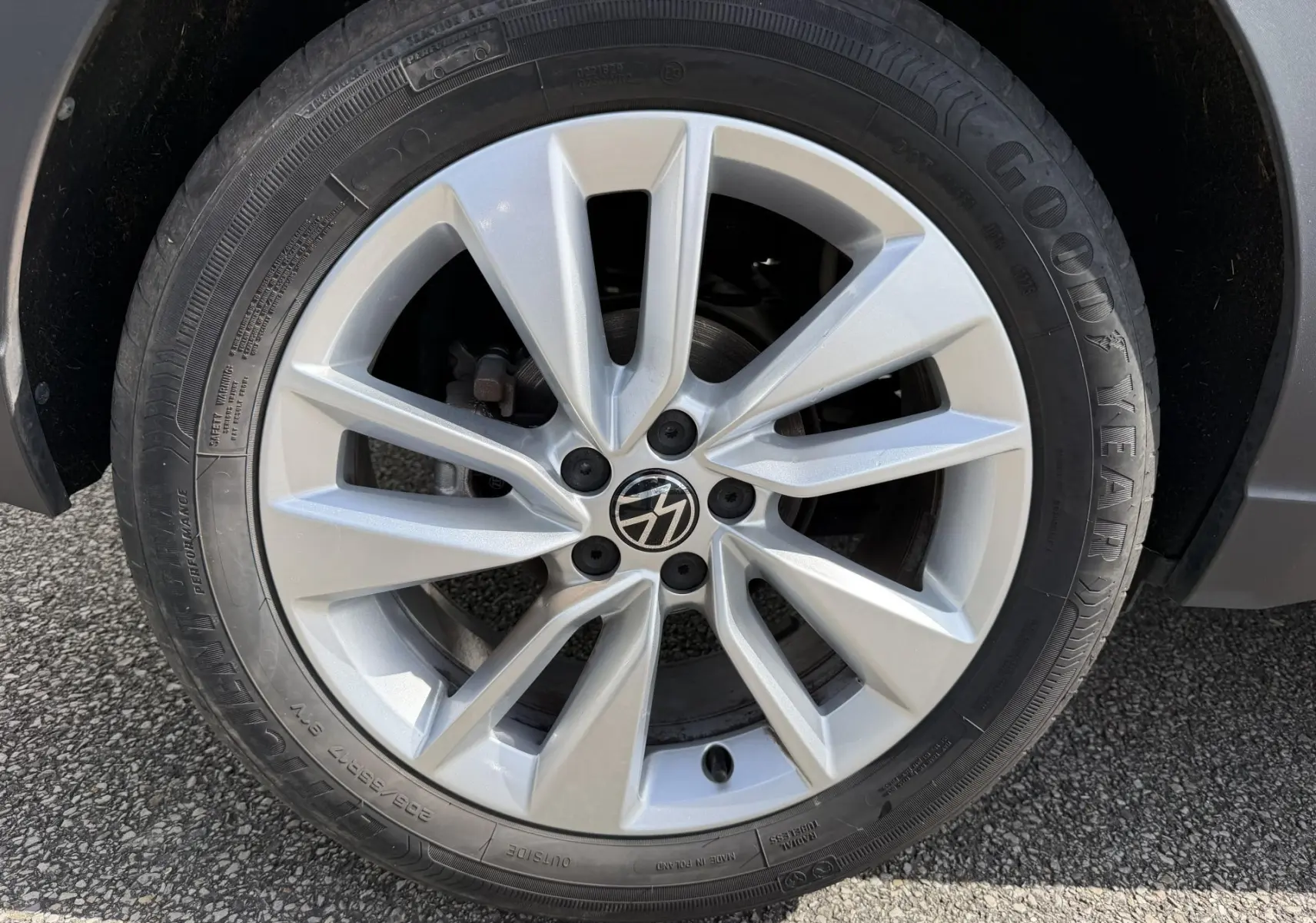 Gros plan sur la jante alliage argentée 17 pouces du Volkswagen Taigo avec pneu Goodyear visible.