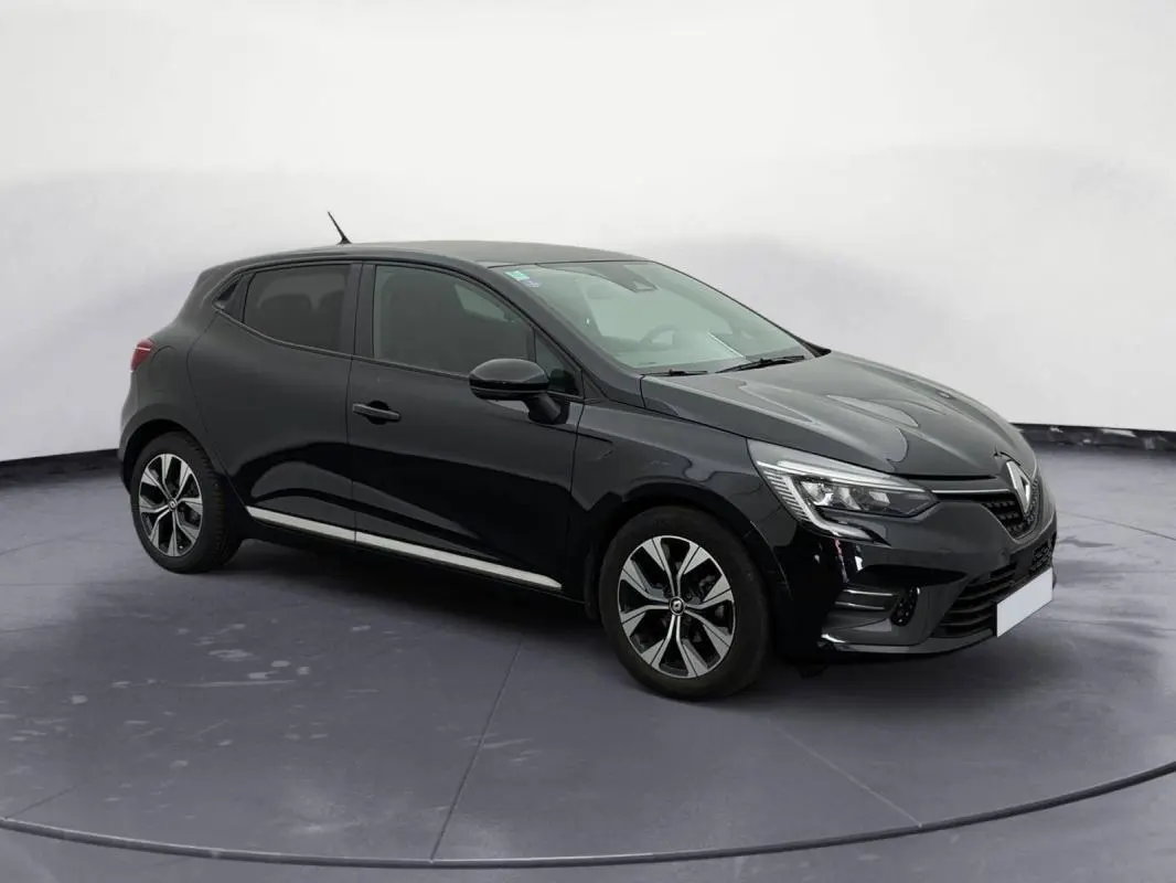 Renault Clio V TCe 100 GPL Evolution noire vue en 3/4 avant droit, avec jantes alliage et feux LED distinctifs.