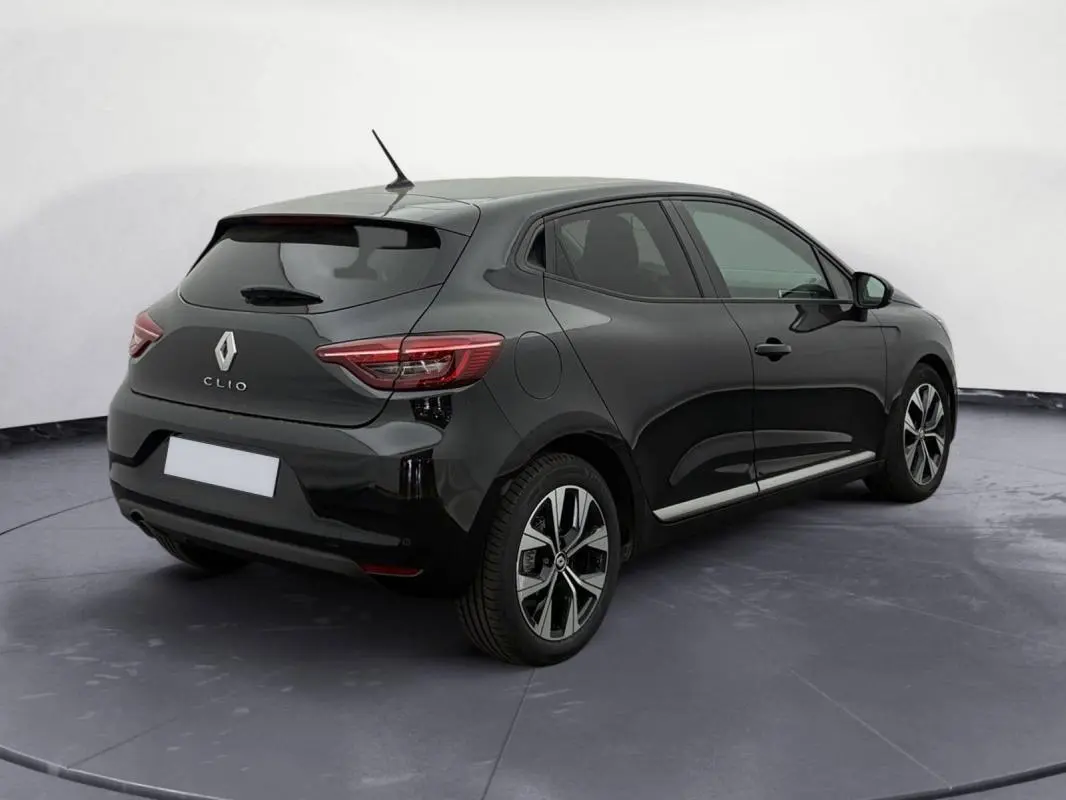 Vue 3/4 arrière droite d'une Renault Clio noire 2023 V TCe 100 GPL Evolution avec jantes alliage distinctives.