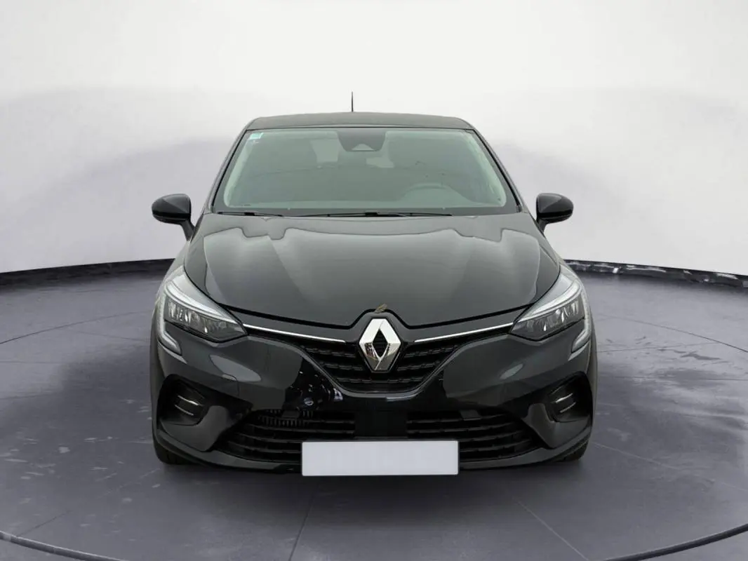 Vue avant d'une Renault Clio V TCe 100 GPL Evolution 2023 noire, avec calandre et logo Renault bien visibles.