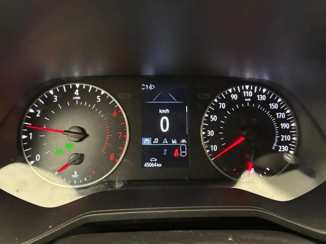 Tableau de bord de Renault Clio 2023 noir, affichant compte-tours, vitesse à 0 km/h et kilométrage 45064 km.