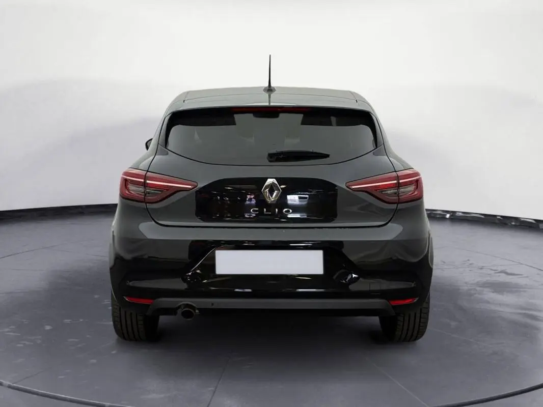 Vue arrière d'une Renault Clio V TCe 100 GPL Evolution noire de 2023, avec feux arrière allongés et logo Renault centré.