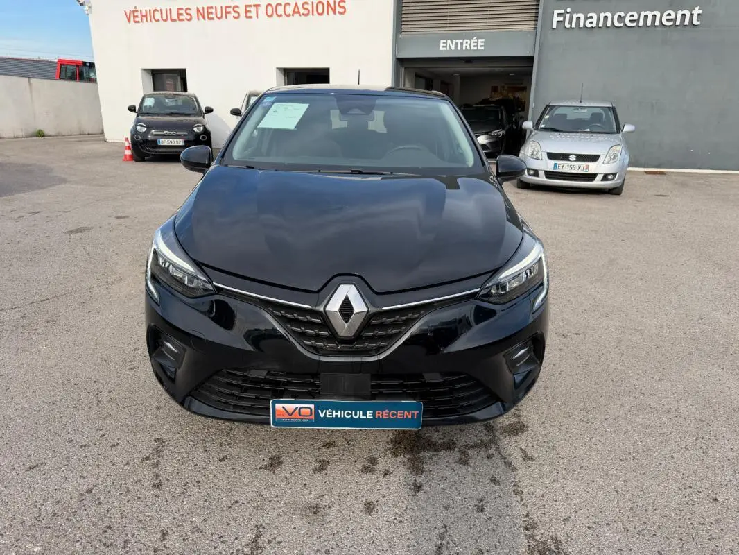 Vue avant d'une Renault Clio noire 2023 V TCe 100 GPL Evolution avec logo Renault bien visible sur calandre.
