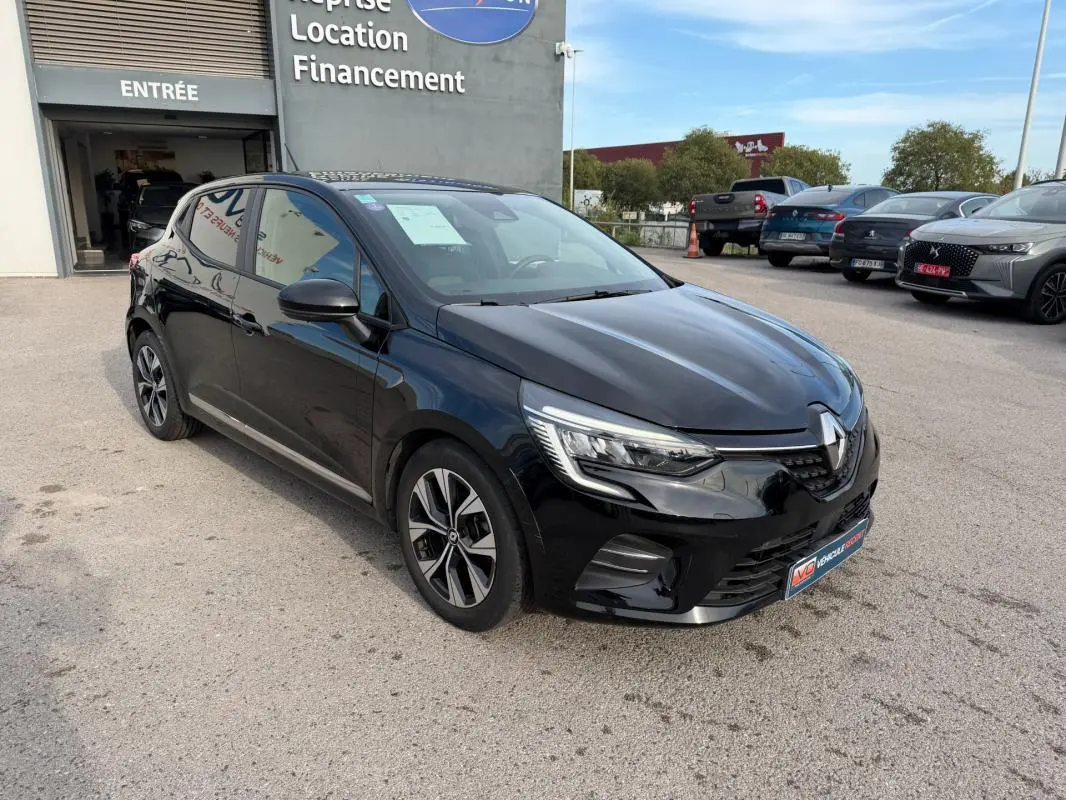 Renault Clio V TCe 100 GPL noir vue 3/4 avant droit, avec jantes alliage et calandre distinctive.