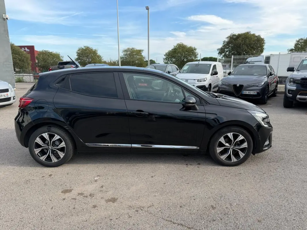 Profil côté gauche d'une Renault Clio 2023 noire V TCe 100 GPL Evolution avec jantes alliage et vitres teintées.