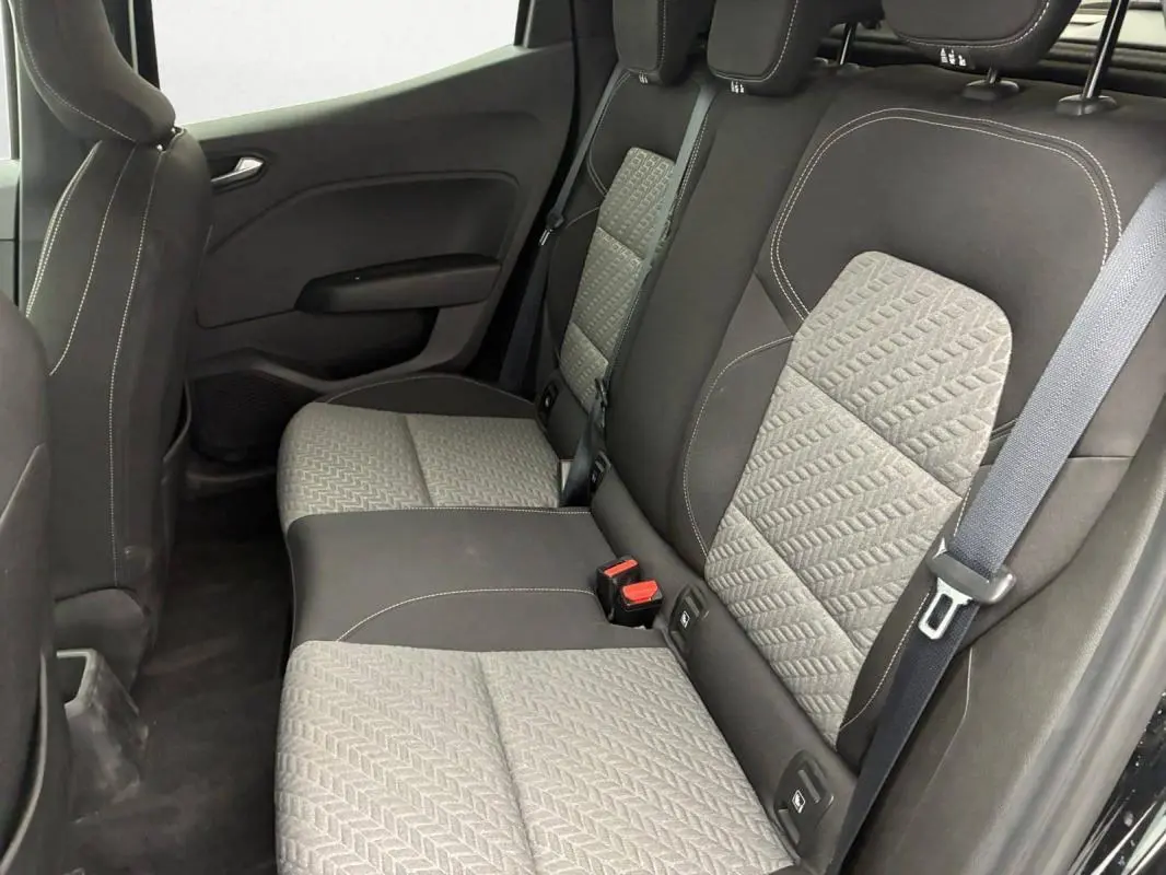Vue intérieure côté droit des sièges arrière de la Renault Clio V TCe 100 GPL Evolution 2023, tissu gris et noir avec surpiqûres blanches.