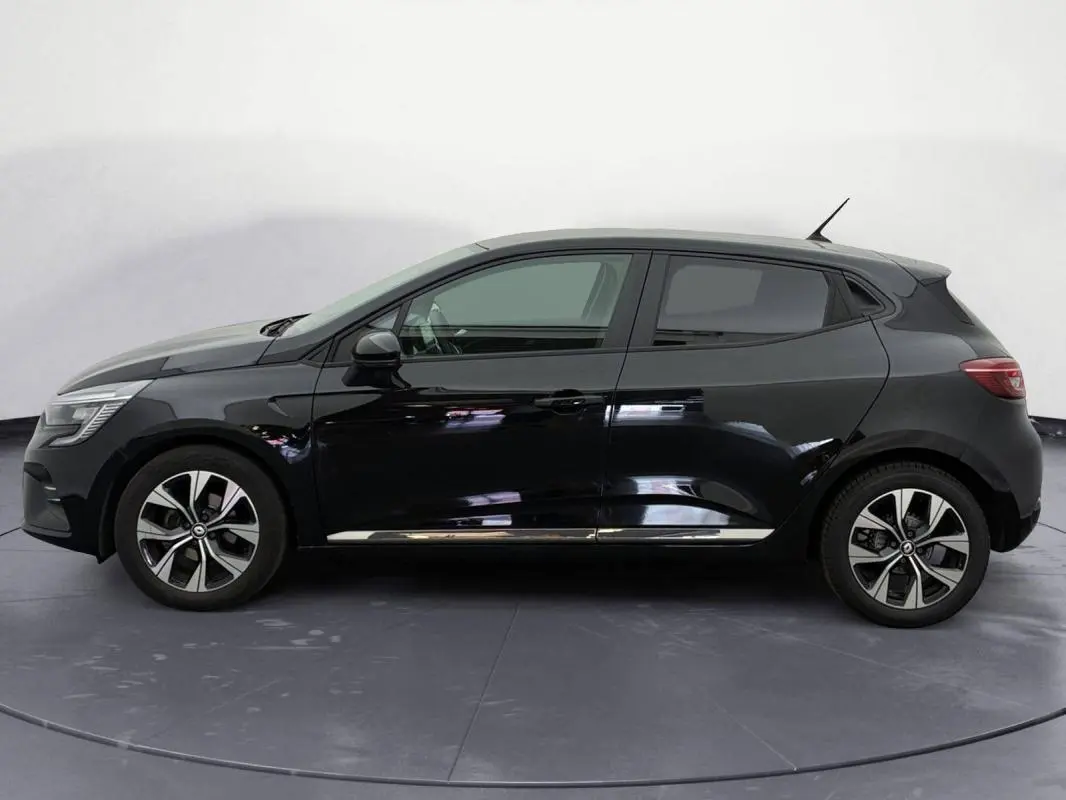 Profil côté gauche de la Renault Clio V TCe 100 GPL Evolution noire 2023 avec jantes alliage et lignes épurées.