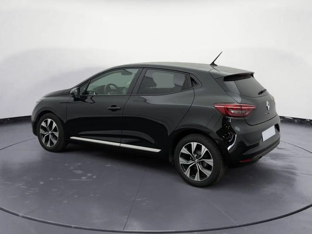 Vue 3/4 arrière droite d'une Renault Clio noire 2023 V TCe 100 GPL Evolution avec jantes alliage distinctives.