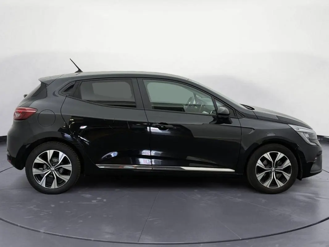 Profil droit d'une Renault Clio V TCe 100 GPL Evolution noire 2023, avec jantes alliage et lignes épurées.
